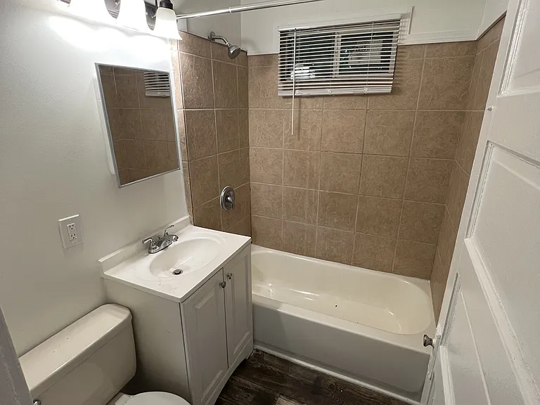 1146 Reaney Ave E #1 — Photo 7