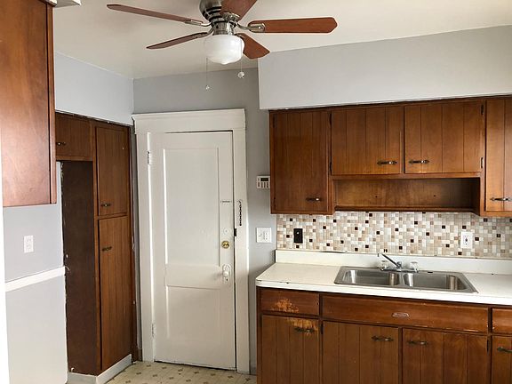 3rd image of 8703 Vineyard Ave