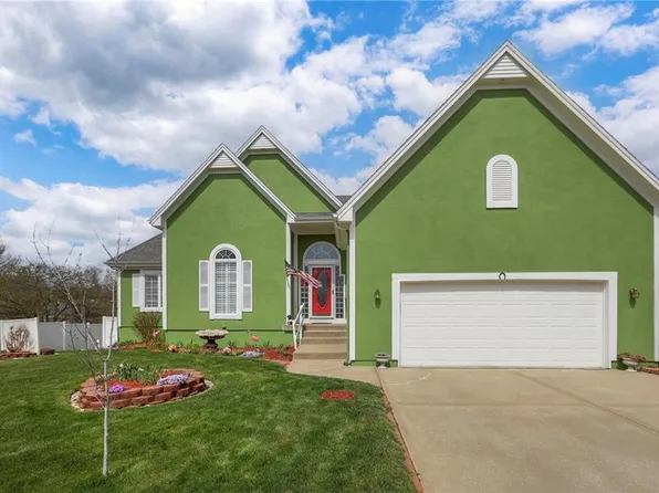 604 Oak Dr, Raymore, MO 64083