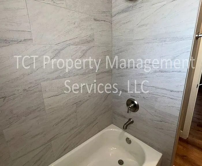 493 E Erie St #B — Photo 8