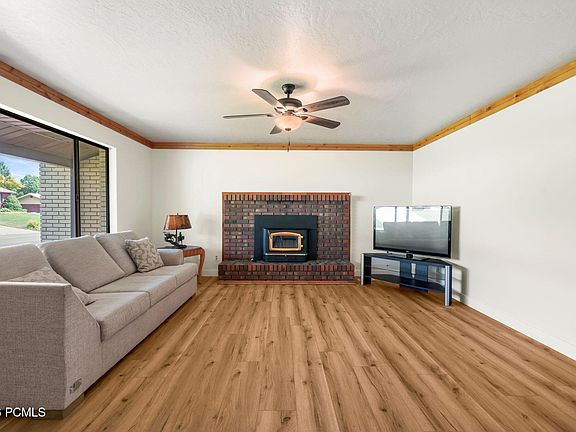 5th image of 1007 N Valley Dr