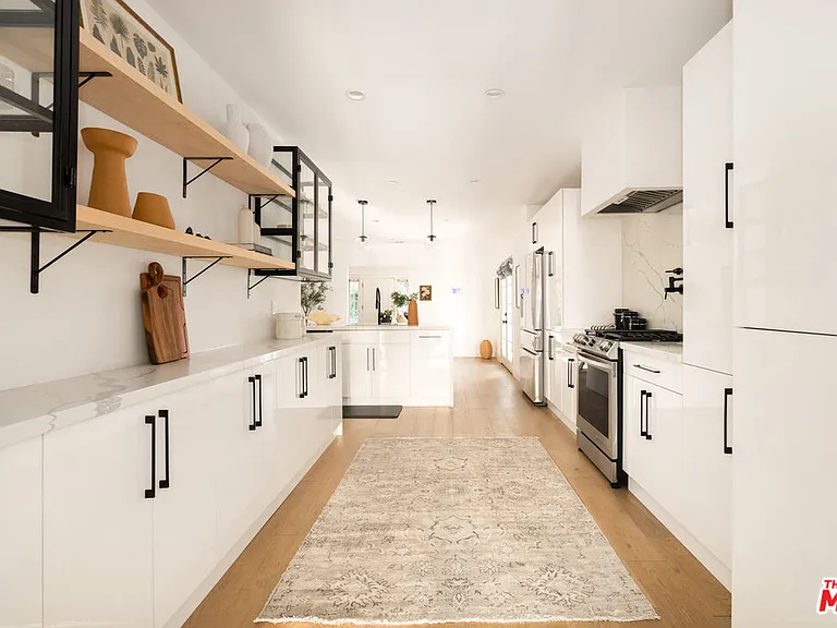 122 N Wilton Pl — Photo 11