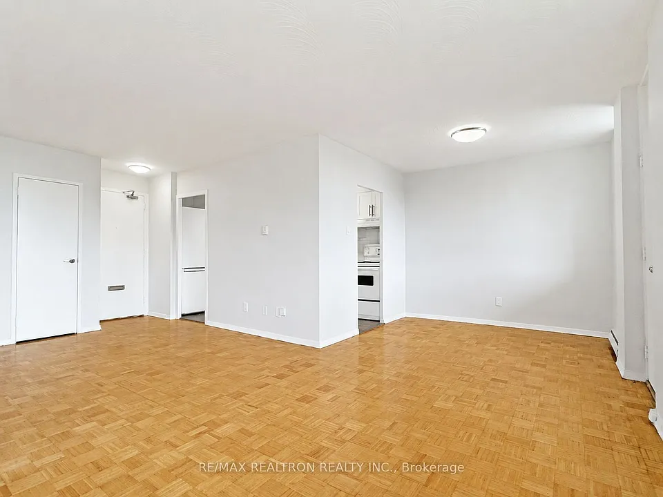 525 Eglinton Ave E #804