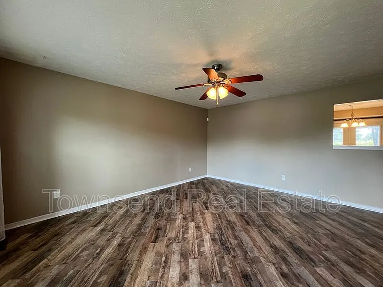 420 Mangum Ct — Photo 2