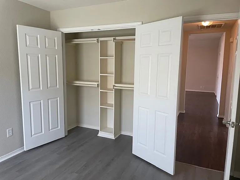 2429 Lorine Dr — Photo 7
