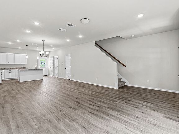 4th image of 3325 Eastland St
