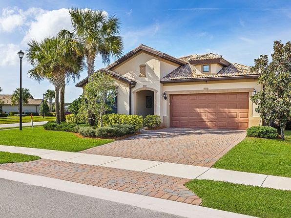 239 SE Courances Dr