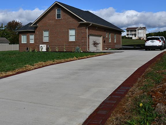 3rd image of 1822 Lakebrook Cir