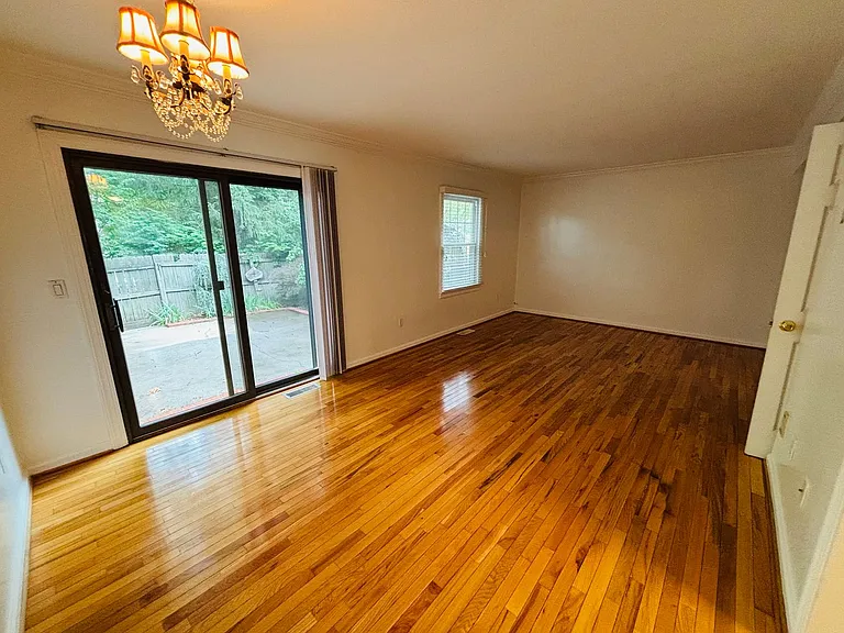 103 Huntington Ln — Photo 5