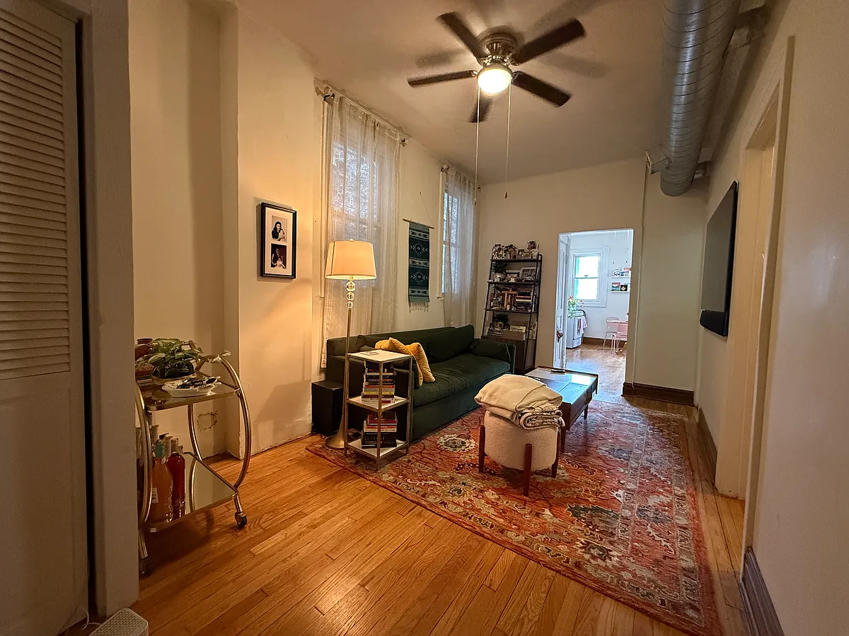 Building Photo - 2042 W Chicago Ave #2R