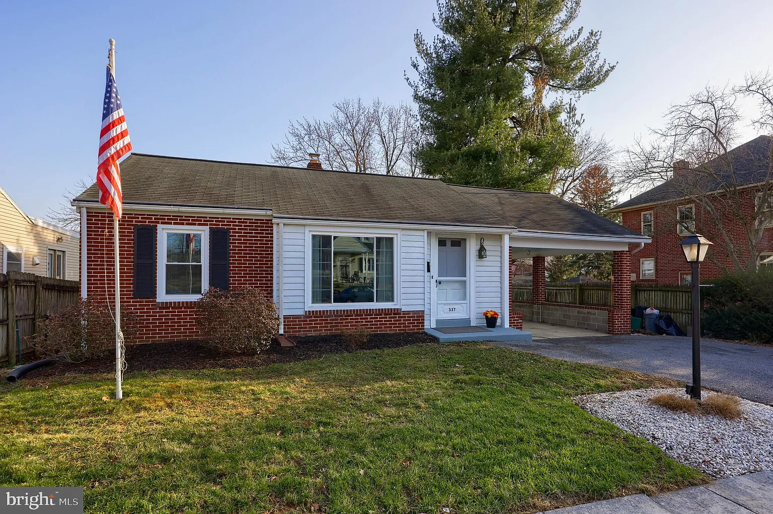 337 E Walnut St photo 1