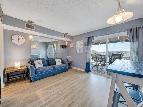 1089 Bluewater Dr Unit 411, Moneta, VA 24121