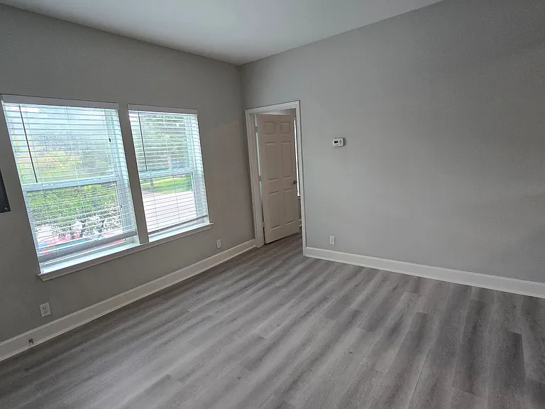 503 W Kings Hwy — Photo 13