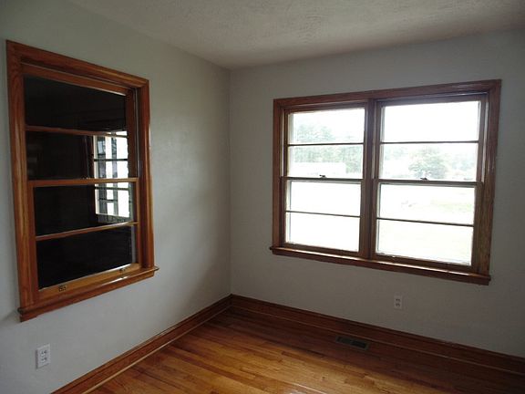 5th image of 405 E Main St