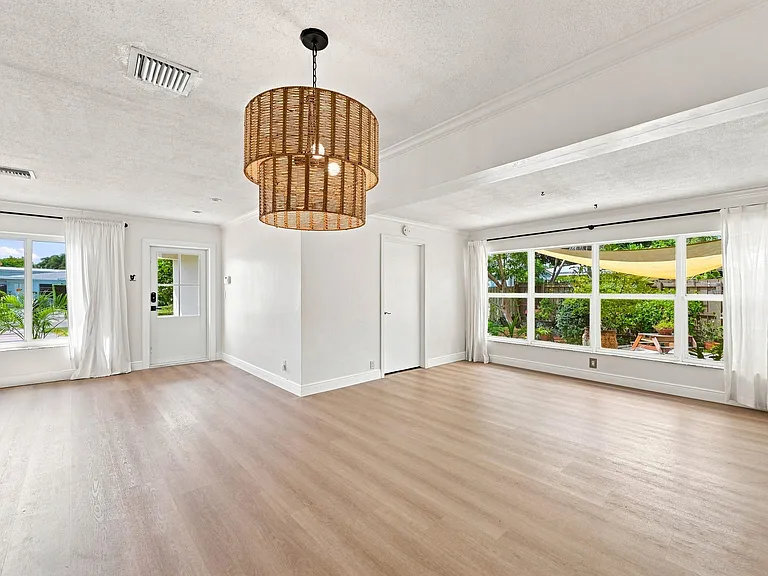 351 SW 13th St — Photo 11