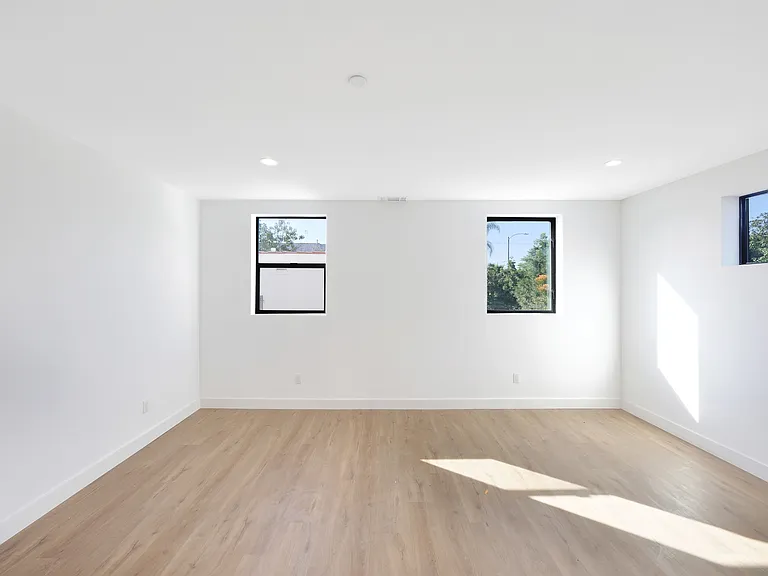 1858 S Redondo Blvd #5/6 — Photo 8