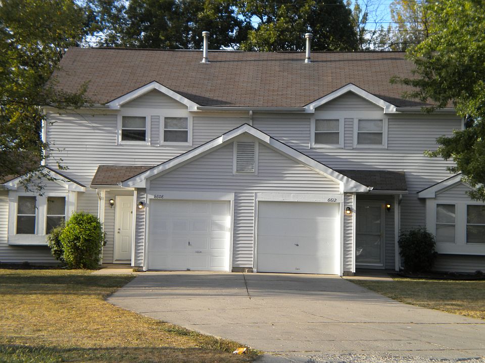 Exterior - driveway & garage