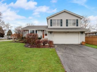 1894 Hawk Ln, Elk Grove Village, IL 60007