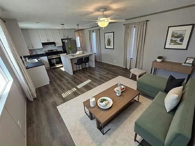 3 bed, 2.0 bath, 1056 sqft, $2,000 — Photo 3