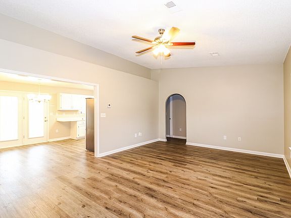 3rd image of 3915 Woodland Dr