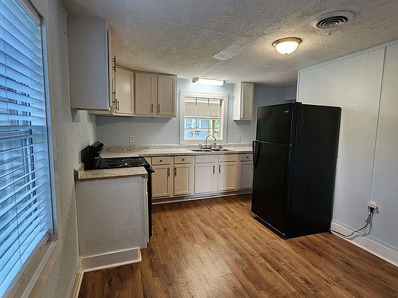 2nd image of 3217 Burton St