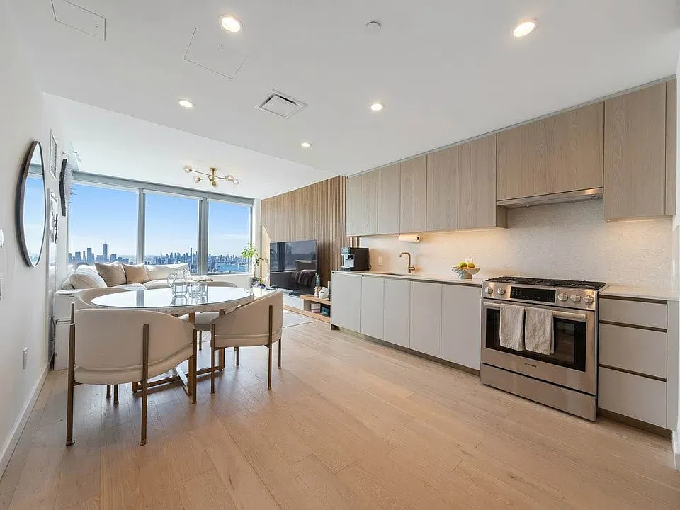 3 Court Sq #5209