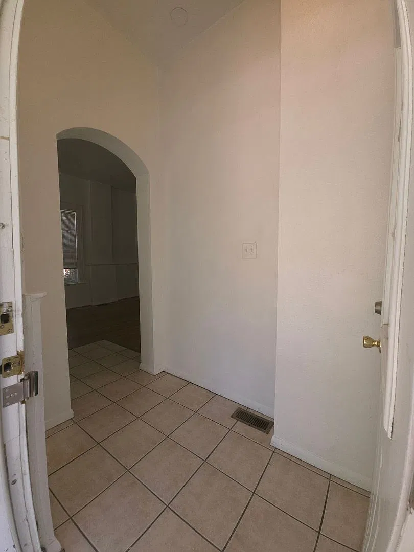 Spacious 4 Bed 2 Bath in Goss/Grove! — Photo 2