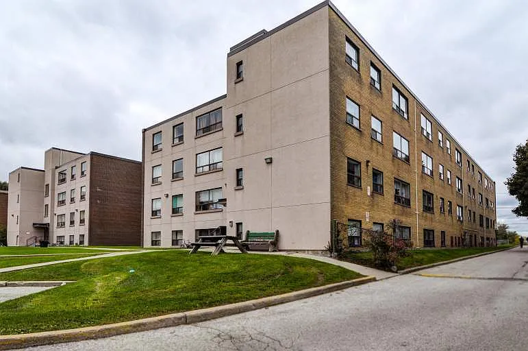 1545 Birchmount Road Toronto — Photo 4