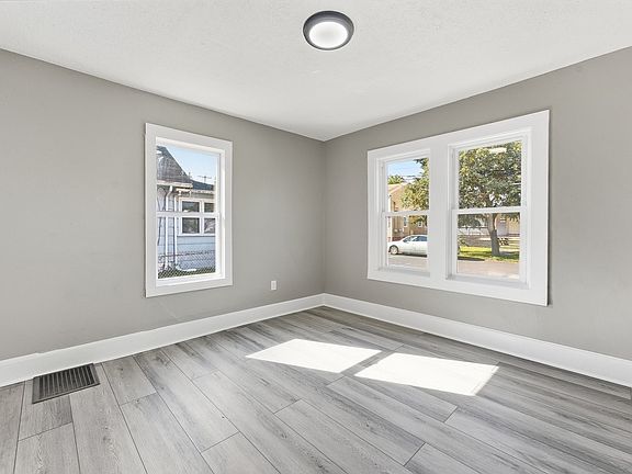 5th image of 195 Jasper St