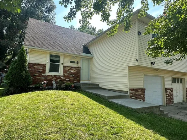 6107 Newton St, Overland Park, KS 66202