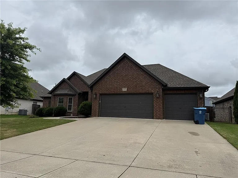 3200 SW Satinwood Ave — Photo 1