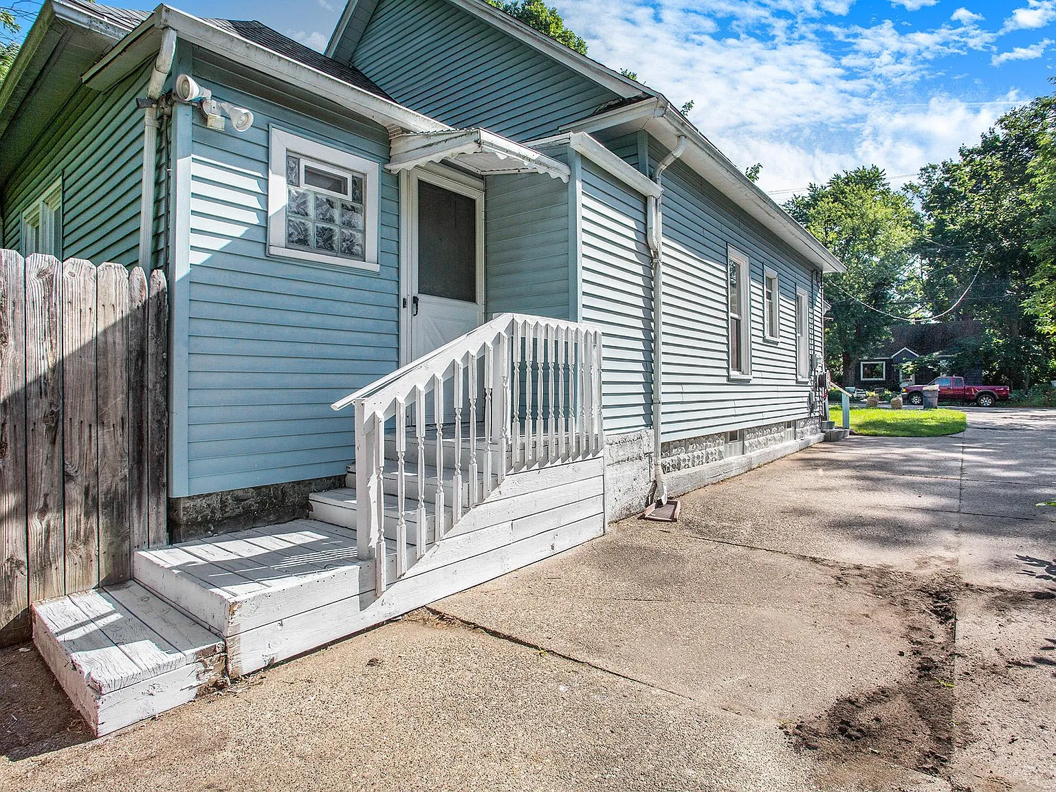 1115 Diamond Ave NE — Photo 3