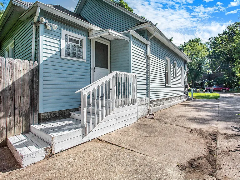 1115 Diamond Ave NE — Photo 3
