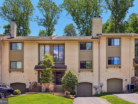 2nd image of 460 Lynetree Dr #21-C