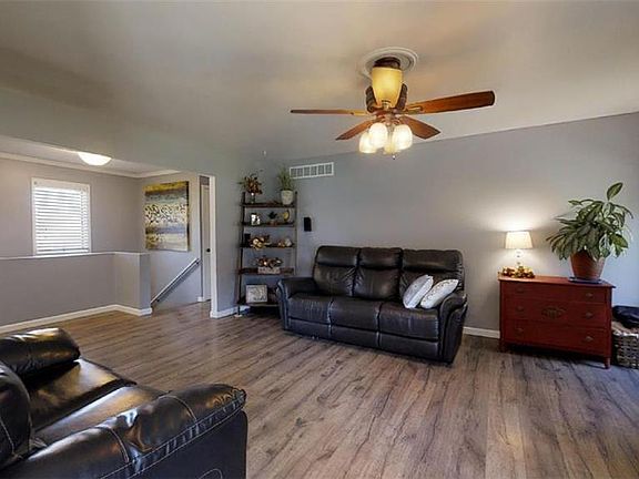 5th image of 405 Meadowcrest Ct
