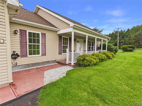 3rd image of 1371 Tollgate Hill Rd