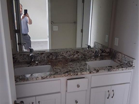 4th image of 4745 S Union Ave