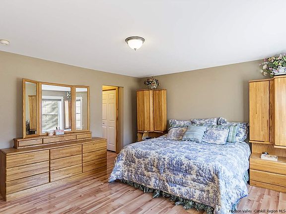 5th image of 27 Wolf Ln