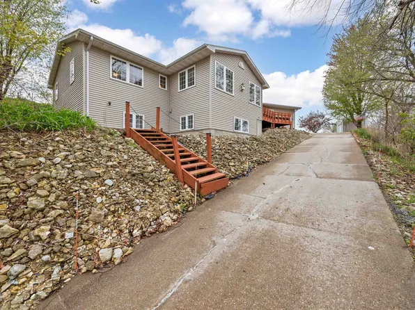 20806 263rd St, Manchester, IA 52057