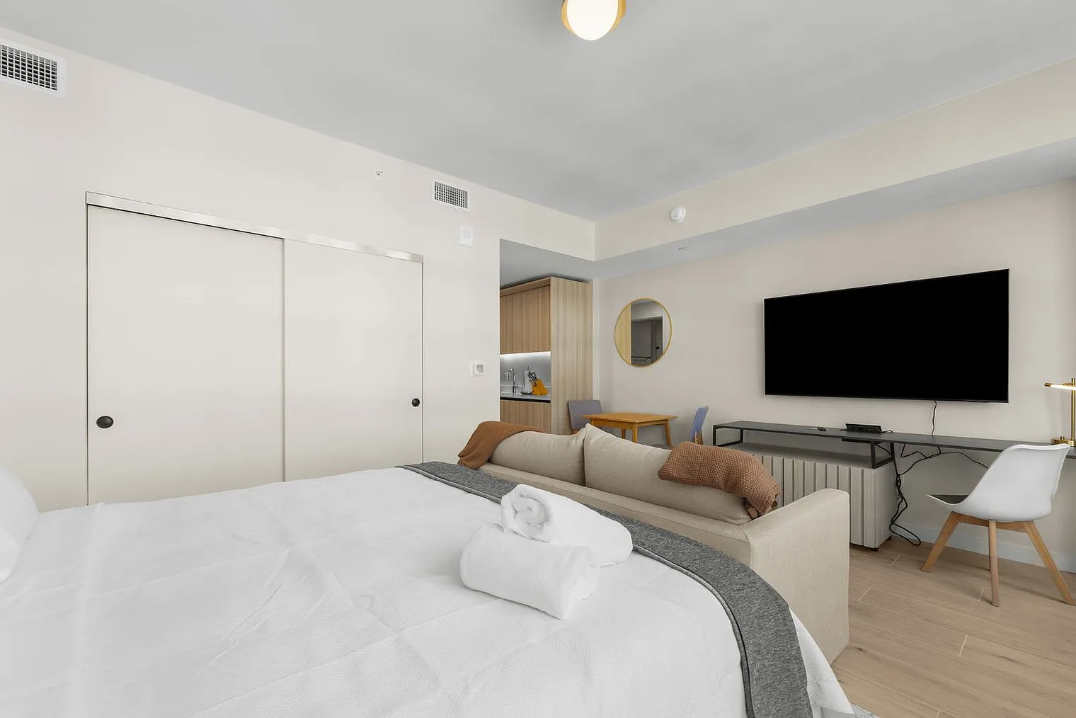 Studio, 1.0 bath, 592 sqft, $3,300 — Photo 2