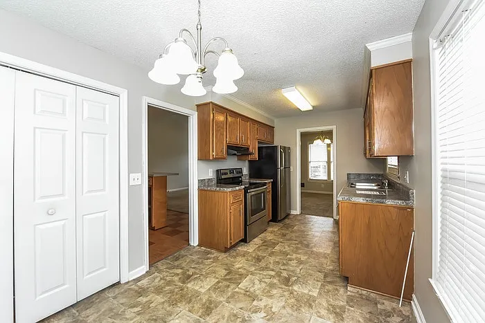 208 Colchester Dr — Photo 5