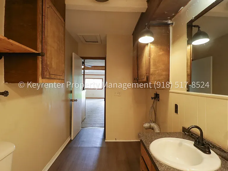 1928 N Columbia Pl — Photo 15