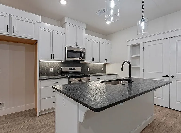 86 N Banner Ave — Photo 5