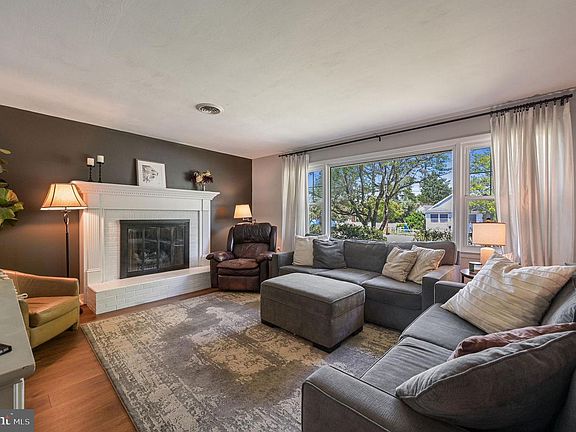 5th image of 205 Simmons St
