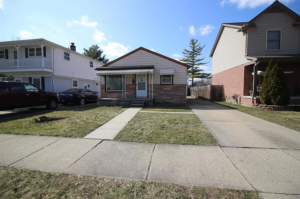 3 bed, 1000 sqft, $1,700 — Photo 1