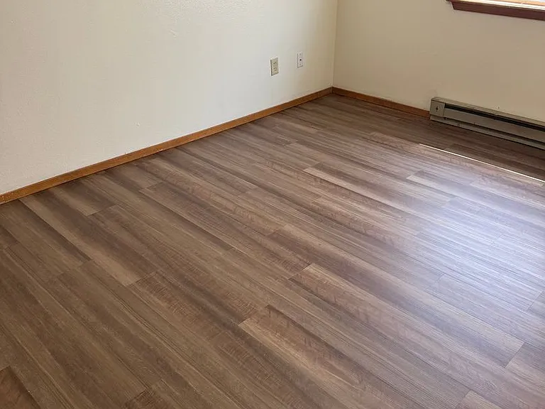 913 W 15th Ln — Photo 2