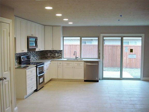 4th image of 932 Arbor Downs Dr