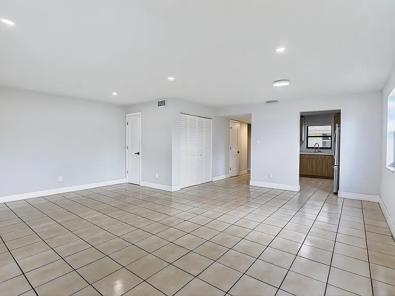 1721 SW 40th Ter #B — Photo 16