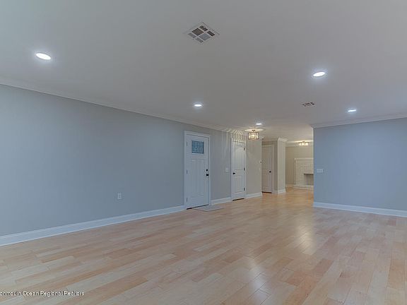 4th image of 206 Bonaire Dr