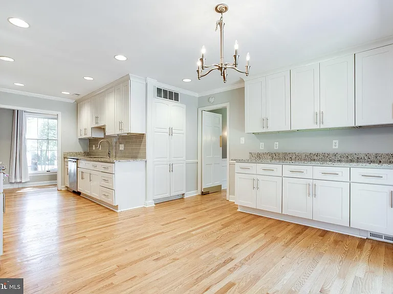 8500 Brook Rd — Photo 9